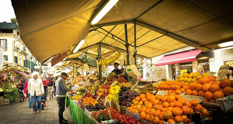 7 experiencias irrepetibles de un intercambio entre familias - Mercado callejero