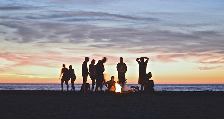 Conoce qué es el shock cultural y cómo te ayuda el intercambio - Amigos en la playa