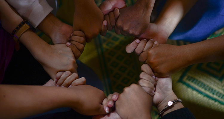 Intercambios culturales para acabar con el racismo y los prejuicios - Manos (Círculo)