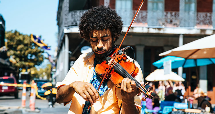 Intercambios culturales para acabar con el racismo y los prejuicios - Violinista