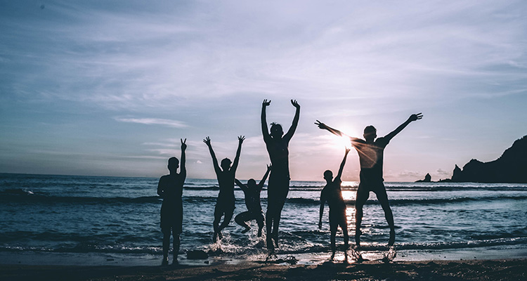 El intercambio cultural y su repercusión positiva en el bienestar emocional de los jóvenes - Playa