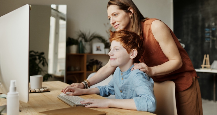 madre e hijo navegando por la web dothegap. Novedoso beneficio social que facilita el intercambio cultural.