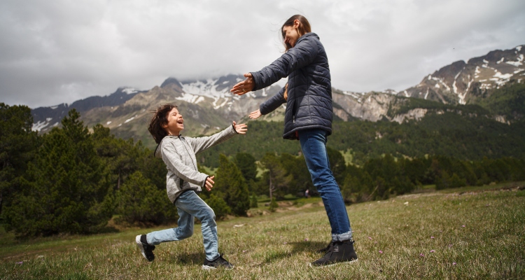 madre jugando con un niño en la montaña. Intercambio cultural. Beneficio social