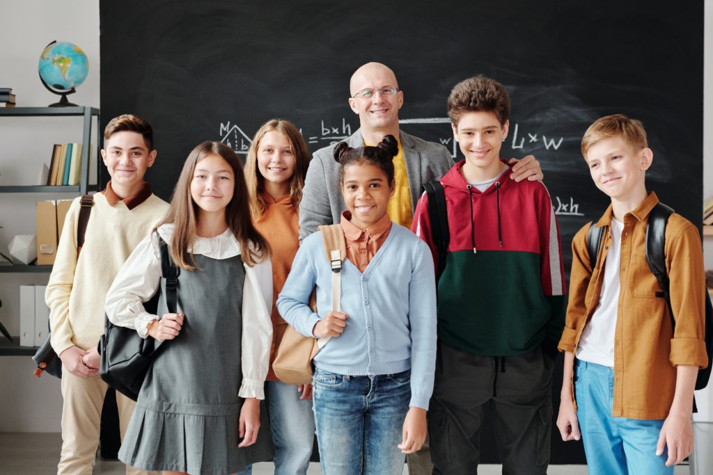 Profesor con estudiante en una clase