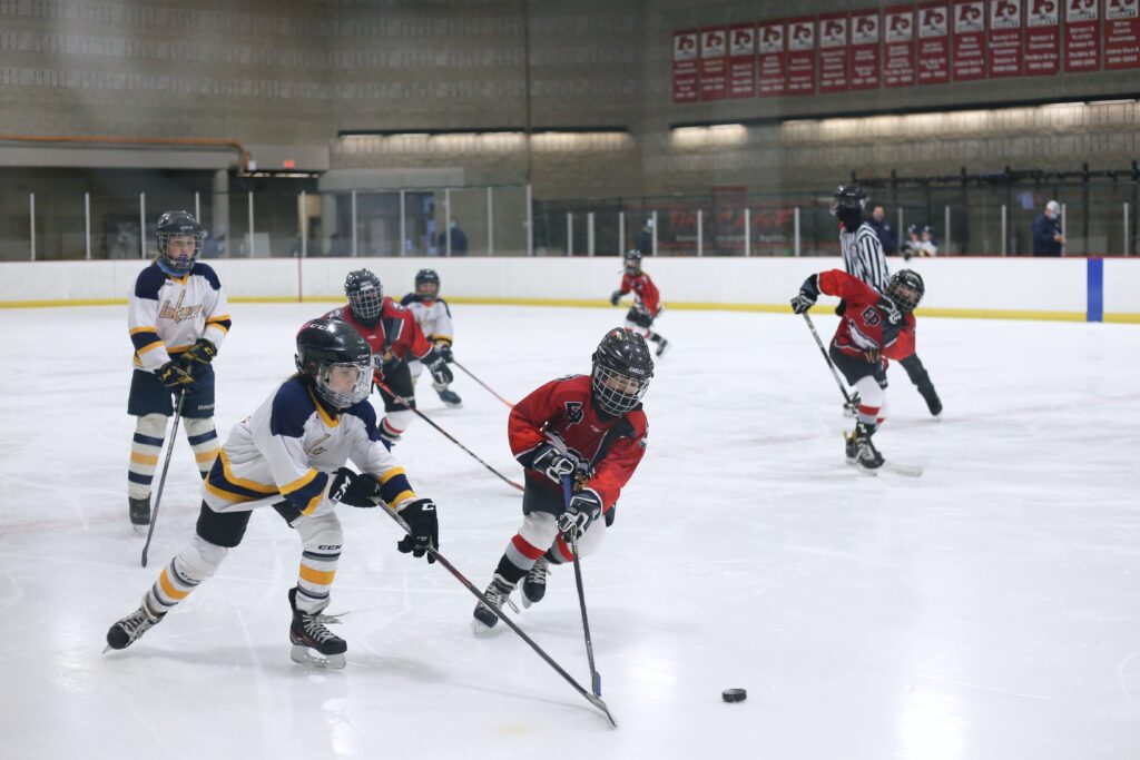 chicos jugando un partido de hockey internacional, gracias al intercambio cultural