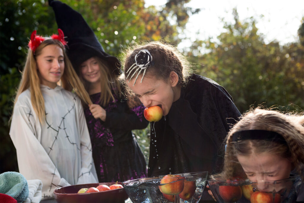 tradiciones de Halloween en Irlanda, jugar al bobbing for apples