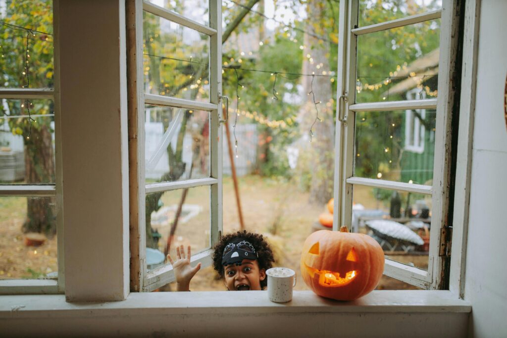 tradiciones de Halloween, niño disfrazado haciendo truco o trato