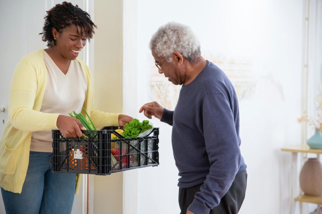 relaciones intergeneracionales, un ejemplo de un program donde personas adultas ayudan a personas mayores con tareas como hacer la compra