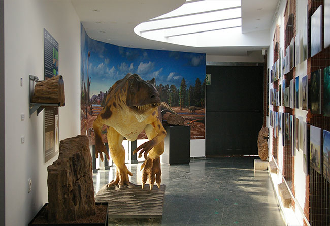 Discover how the dinosaurs lived and enjoy mountain activities 10 €